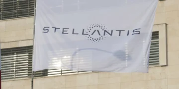 Stellantis em queda com impacto de tarifas e reestruturações