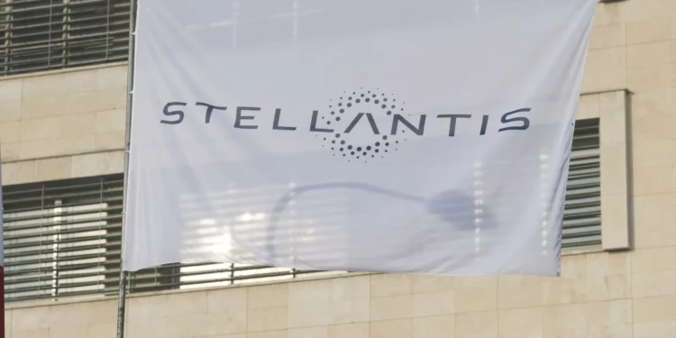 Stellantis em queda com impacto de tarifas e reestruturações