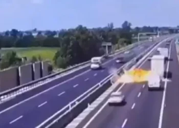 Avião cai em meio a carros na Itália em rodovia e deixa dois mortos