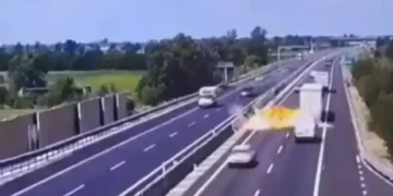 Avião cai em meio a carros na Itália em rodovia e deixa dois mortos