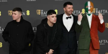 Polícia britânica fecha investigação aos Kneecap e mantém aos Bob Vylan