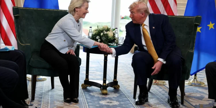 Tarifas de 15% em troca de milhares de milhões. União Europeia e EUA fecham acordo comercial