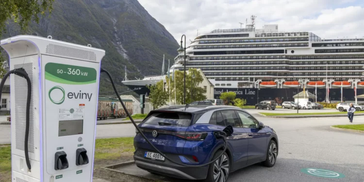 Noruega lidera transição. Um terço dos carros já são elétricos