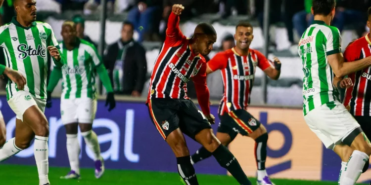 Ferreira brilha no fim, São Paulo vence Juventude e se afasta do Z4