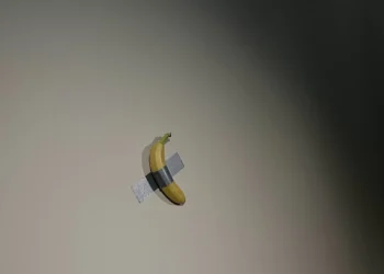 “Comedian”, a famosa banana colada na parede, está em Serralves