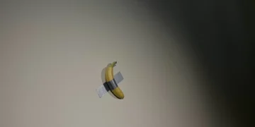 “Comedian”, a famosa banana colada na parede, está em Serralves