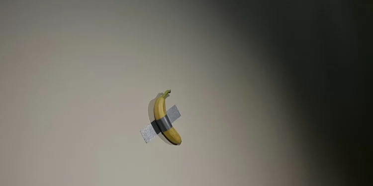 “Comedian”, a famosa banana colada na parede, está em Serralves