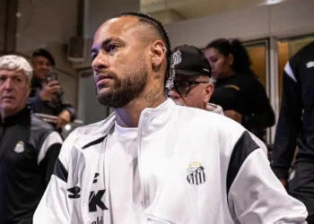 Neymar marca de pênalti pelo Santos em amistoso; veja gol