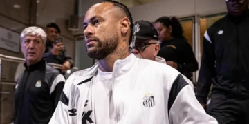 Neymar marca de pênalti pelo Santos em amistoso; veja gol