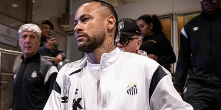 Neymar marca de pênalti pelo Santos em amistoso; veja gol