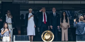 Trump assiste à final do Mundial de Clubes ao lado de presidente da Fifa