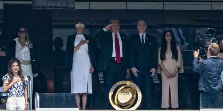 Trump assiste à final do Mundial de Clubes ao lado de presidente da Fifa