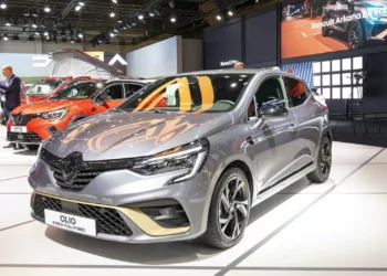 Icónico Renault Clio renova-se e tem estreia prevista para setembro