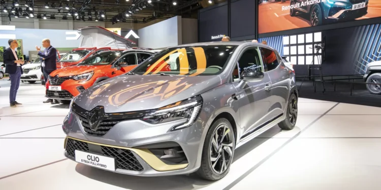 Icónico Renault Clio renova-se e tem estreia prevista para setembro