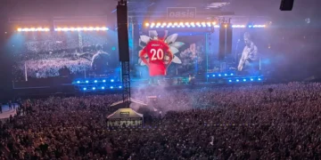 Oasis fazem homenagem a Diogo Jota no regresso aos palcos