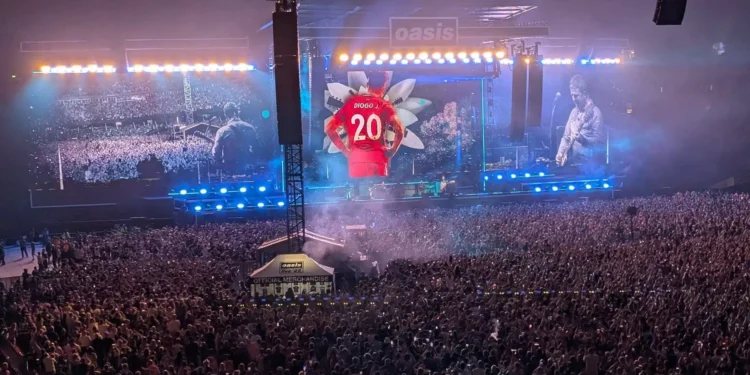 Oasis fazem homenagem a Diogo Jota no regresso aos palcos