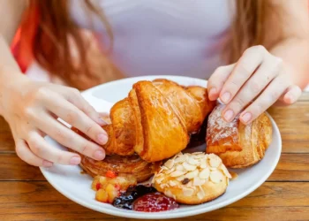 O erro ao pequeno-almoço que está a deixá-lo com fome poucas horas depois