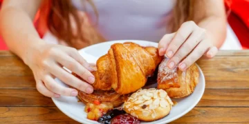 O erro ao pequeno-almoço que está a deixá-lo com fome poucas horas depois