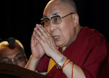 Dalai Lama garante que vai reencarnar num sucessor, mas China diz que tem de aprovar