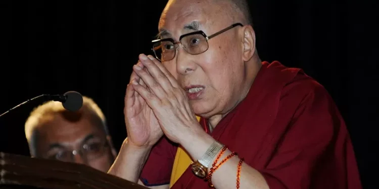 Dalai Lama garante que vai reencarnar num sucessor, mas China diz que tem de aprovar