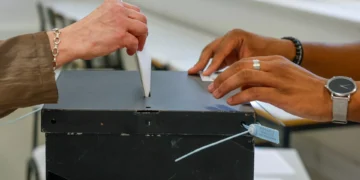 Governo britânico propõe dar direito de voto a adolescentes de 16 e 17 anos