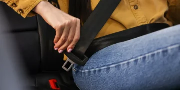 Passageiro sem cinto de segurança. Quem é multado?