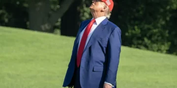 Trump assina declaração de emergência para lidar com as inundações no Texas