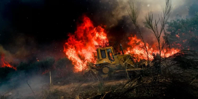 Parte da Europa continua afetada por fogos alimentados pelo calor