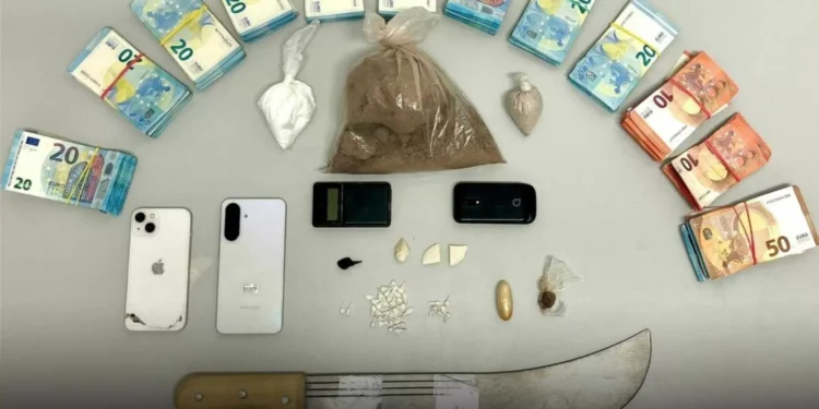 Mãe e filho detidos em Faro por tráfico droga. Ela ‘assumiu culpa’