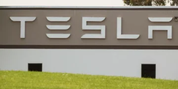Tesla pede ao regulador para fornecer eletricidade no Reino Unido