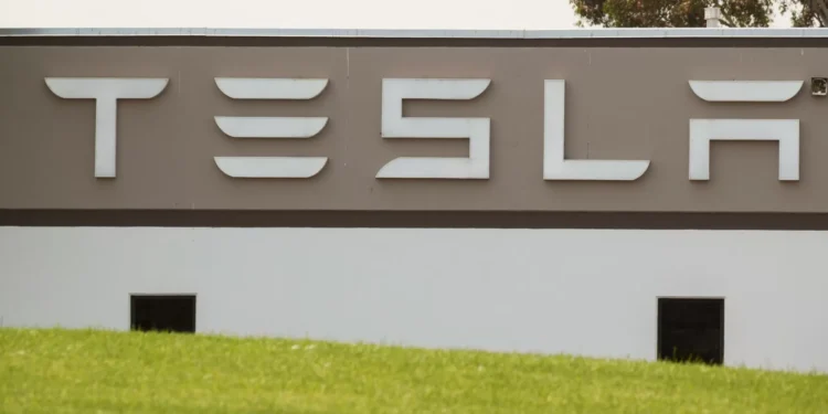Tesla pede ao regulador para fornecer eletricidade no Reino Unido