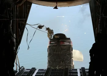 França faz primeiro lançamento aéreo de ajuda sobre Gaza