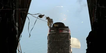 França faz primeiro lançamento aéreo de ajuda sobre Gaza