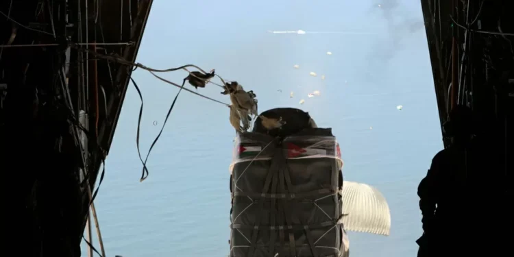 França faz primeiro lançamento aéreo de ajuda sobre Gaza