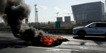 Manifestantes bloqueiam estradas em Israel para exigir acordo para Gaza