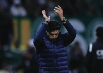 Abel Ferreira nega ironia à torcida do Palmeiras após ofensas: “Pedi apoio”