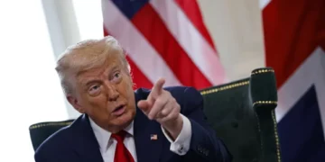 Viajar pros EUA vai ficar mais difícil com novas taxas de Trump? Entenda as mudanças