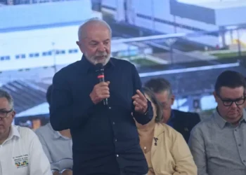 Lula reage a Trump e diz que Brasil é bom parceiro comercial, só não vai andar de joelhos para os EUA