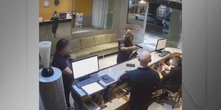 Vídeo: homem realiza assalto à mão armada em hotel de Copacabana