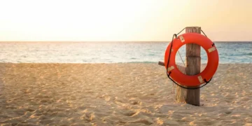 Praia do Ouro em Sesimbra reaberta a banhos