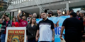 Juíza deve exigir que deportado por engano fique nos EUA enquanto recorre