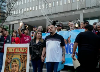 Juíza deve exigir que deportado por engano fique nos EUA enquanto recorre