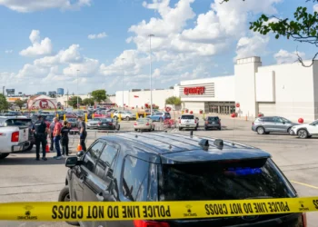 Tiroteio num supermercado provoca três mortos no Texas. Suspeito detido