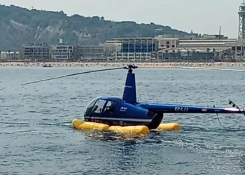 Helicóptero amara de emergência em plena praia de Barcelona. Há vídeo