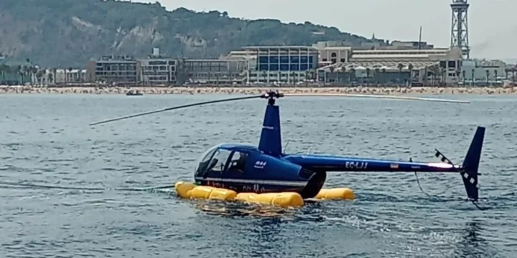 Helicóptero amara de emergência em plena praia de Barcelona. Há vídeo
