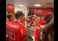 ‘Vai no cavalinho’. Otamendi mostra festa do Benfica após bater Sporting