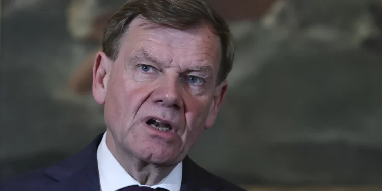 Alemanha alerta: cidadãos devem sair do Irão após novas sanções