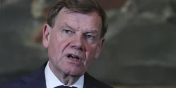 Alemanha alerta: cidadãos devem sair do Irão após novas sanções