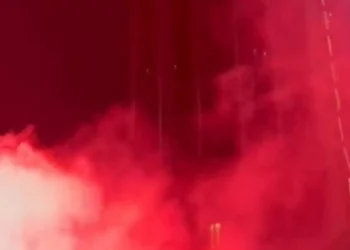 “Bem-vindos ao inferno”. Adeptos do Fenerbahçe ‘aterrorizam’ Benfica