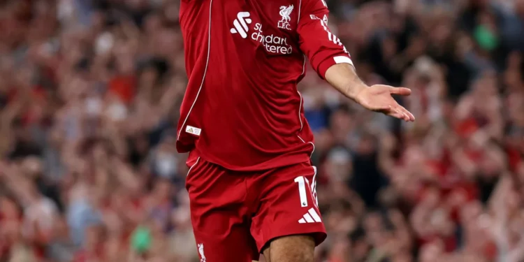Vai correr o Mundo. Salah chora em Anfield por Diogo Jota